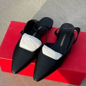 NIB Salvatore Ferragamo VANIS black leather Pointed Slingback flats